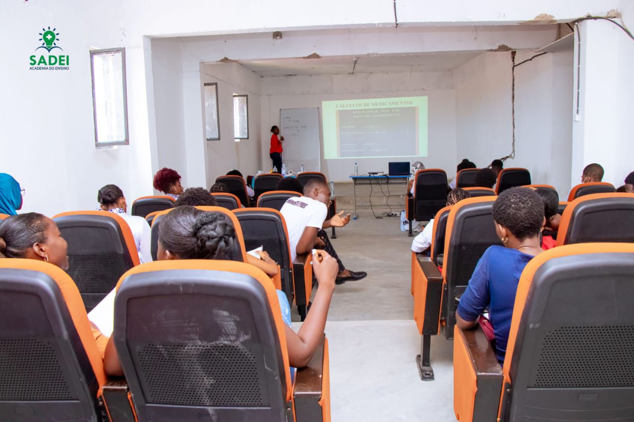 auditório com estudantes